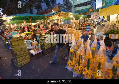 Bangkok, Thailand - 31. März 2014: Leute verkaufen Blumen an Pak Klong Talad in Bangkok, Thailand. Stockfoto