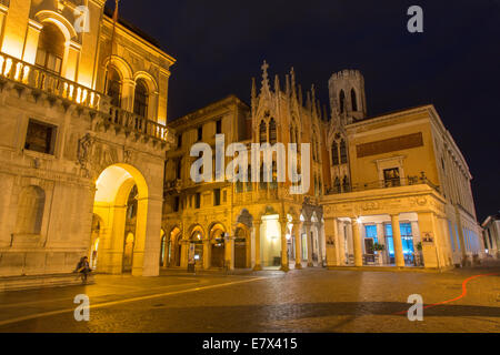 PADUA, Italien - 10. September 2014: The Caffe Pedrocchi und Teil des Palazzo del Podestà in der Nacht. Stockfoto