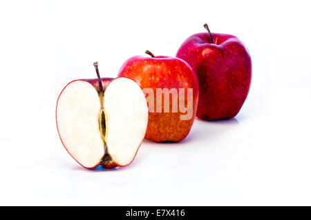 Zwei rote Äpfel und halb auf weißem Hintergrund Stockfoto