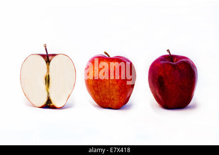 Zwei rote Äpfel und halb auf weißem Hintergrund Stockfoto