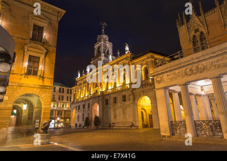 PADUA, Italien - 10. September 2014: The Caffe Pedrocchi und Palazzo del Podestà in der Nacht. Stockfoto