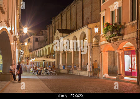 PADUA, Italien - 10. September 2014: Die Kirche Santa Maria dei Servi und Via Roma in der Nacht. Stockfoto