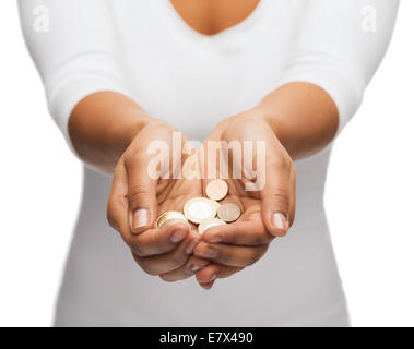 Womans schalenförmige Hände mit Euro-Münzen Stockfoto