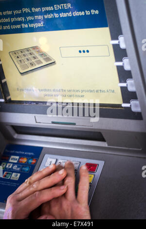Ein junge Frauen eine Halifax ATM Geldautomat Stockfoto