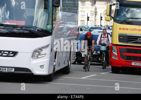 Radfahrer unter Verkehr in London reisen Stockfoto