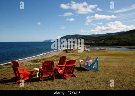 Adirondack Stühle, Pleasant Bay, Cape Breton Island, Nova Scotia, Kanada Stockfoto