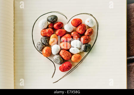 Herz aus Stein durchbohrt von Bleistift, Liebe überwindet das härteste Herz Stockfoto