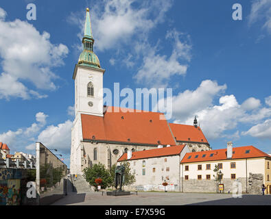 BRATISLAVA, Slowakei - 21. September 2014: St. Martins Kathedrale aus Süd- und Gedenkstätte des Holocaust. Stockfoto