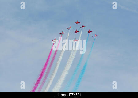 Royal Air Force Red Arrow Kunstflugstaffel im Formationsflug Stockfoto