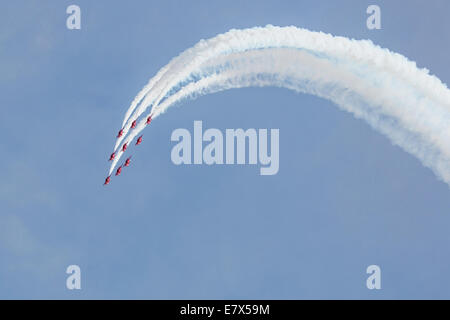 Royal Air Force Red Arrow Kunstflugstaffel im Formationsflug Stockfoto