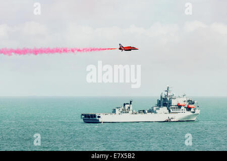 Roter Pfeil Flugzeuge fliegen über RFA Argus in Bournemouth Airshow 2014. Stockfoto