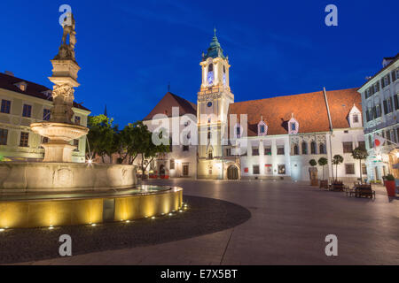 BRATISLAVA, Slowakei - 21. September 2014: Der Hauptplatz am Abend Dämmerung mit dem Rathaus und der Jesuitenkirche. Stockfoto