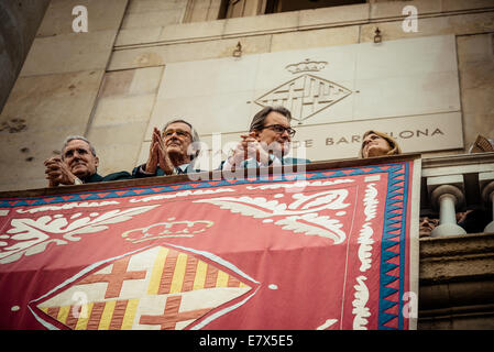 Barcelona, Spanien. 24. Sep, 2014. LLUIS MARTINEZ (L), Kardinal-Erzbischof von Barcelona, XAVIER TRIAS (CL), große Barcelona und ARTUR MAS (CR), Präsident der katalanischen Regierung, schauen Sie sich "Castellers" bauen menschlichen Türme aus den Rathäusern Balkon Credit: Matthi/Alamy Live-Nachrichten Stockfoto