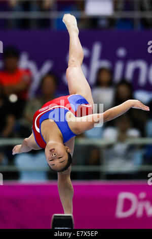(140925)--INCHEON, 25. September 2014 (Xinhua)--Kim Unhyang von der Demokratischen Volksrepublik Korea (DVRK) führt, während die Frauen Strahl-Finale der Gymnastik künstlerisches Ereignis bei den 17. Asian Games in Incheon, Südkorea, 25. September 2014. Kim Unhyang gewann die Goldmedaille mit 14,700 Punkten. (Xinhua/Zheng Huansong) (Mcg) Stockfoto