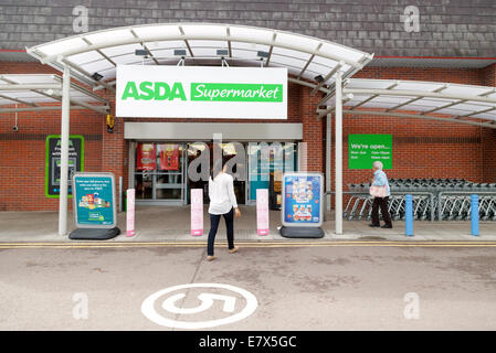 ASDA Supermarkt Eingang, Newmarket Suffolk UK Stockfoto