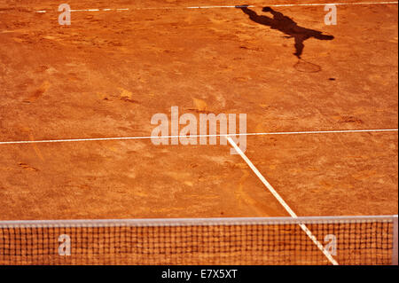 Schatten ein Tennis-Spieler, die auf einem Sandplatz Stockfoto