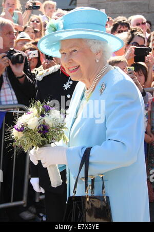 Königin Elizabeth II. besucht Matlock in Derbyshire, England, UK - 2014 Stockfoto