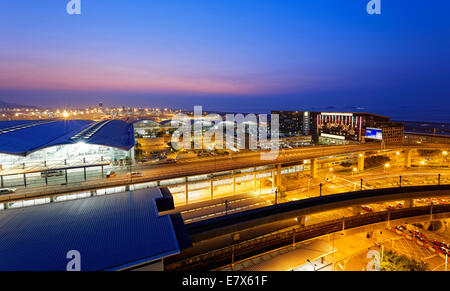 Berühmten internationalen Flughafen Hongkong in der Abendzeit Stockfoto