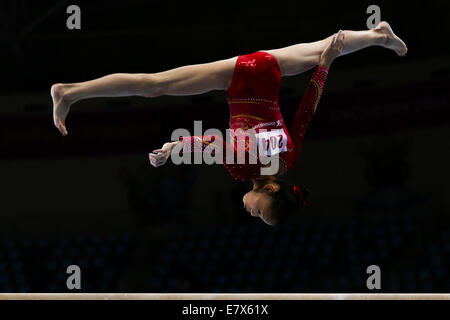 (140925)--INCHEON, 25. September 2014 (Xinhua)--Shang Chunsong of China führt während der Frauen Strahl Finale der Gymnastik künstlerisches Ereignis bei den 17. Asian Games in Incheon, Südkorea, 25. September 2014. Shang Chunsong bekam die Bronzemedaille mit 14,300 Punkten. (Xinhua/Zheng Huansong) (Mcg) Stockfoto