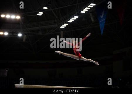 (140925)--INCHEON, 25. September 2014 (Xinhua)--Shang Chunsong of China führt während der Frauen Strahl Finale der Gymnastik künstlerisches Ereignis bei den 17. Asian Games in Incheon, Südkorea, 25. September 2014. Shang Chunsong bekam die Bronzemedaille mit 14,300 Punkten. (Xinhua/Zheng Huansong) (Mcg) Stockfoto