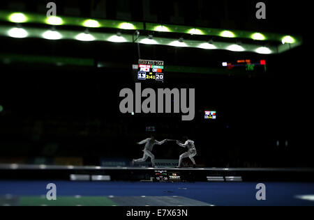 (140925)--INCHEON, 25. September 2014 (Xinhua)--Chen Haiwei (R) von China während der Herren-Folie-Team-Match des Fechtens gegen Japan bei den 17. Asian Games in Incheon, Südkorea, 25. September 2014 konkurriert. Japan China 45-42 besiegt und gewann die Goldmedaille. (Xinhua/Shen Bohan) (lz) Stockfoto
