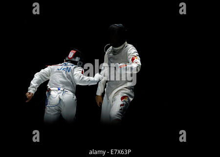 (140925)--INCHEON, 25. September 2014 (Xinhua)--Lei Sheng (R) von China während der Herren-Folie-Team-Match des Fechtens gegen Japan bei den 17. Asian Games in Incheon, Südkorea, 25. September 2014 konkurriert. Japan China 45-42 besiegt und gewann die Goldmedaille. (Xinhua/Shen Bohan) (lz) Stockfoto