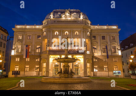 BRATISLAVA, Slowakei - 21. September 2014: Nationaltheater in Abenddämmerung Stockfoto