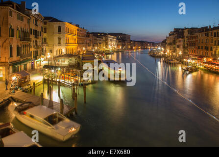 Venedig, Italien - 11. März 2014: Canal Grande Abenddämmerung von Ponte Rialto Stockfoto