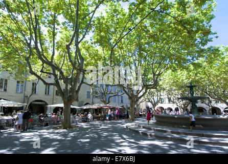 Der zentrale Platz Place Aux Herbes und seine Brunnen, Uzes, Gard, Languedoc-Roussillon, Frankreich, Europa Stockfoto