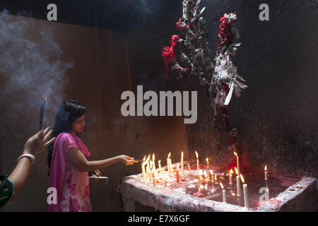 Dhaka, Bangladesch. 25. Sep, 2014. Eine Hindu-Frau bietet Gebete halten an alten Dhaka Räucherstäbchen. © Zakir Hossain Chowdhury/ZUMA Draht/Alamy Live-Nachrichten Stockfoto