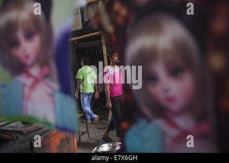 Dhaka, Bangladesch. 25. Sep, 2014. Menschen gehen auf der Straße am alten Dhaka © Zakir Hossain Chowdhury/ZUMA Draht/Alamy Live News Stockfoto