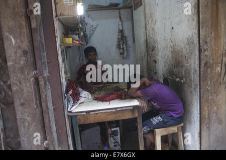 Dhaka, Bangladesch. 25. Sep, 2014. Kind Vertrieb Mann wartet auf Kunden in einem Stall am alten Dhaka © Zakir Hossain Chowdhury/ZUMA Draht/Alamy Live News Stockfoto