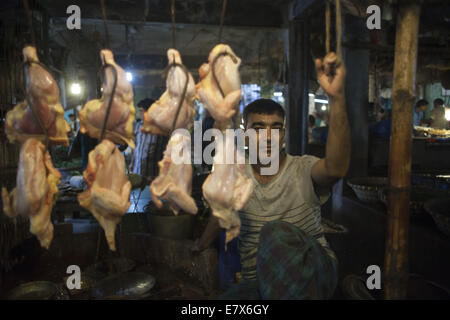 Dhaka, Bangladesch. 25. Sep, 2014. Ein Verkauf Mann wartet auf Kunden im Basar an alten Dhaka. © Zakir Hossain Chowdhury/ZUMA Draht/Alamy Live-Nachrichten Stockfoto