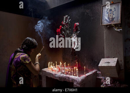 Dhaka, Bangladesch. 25. Sep, 2014. Eine Hindu-Frau bietet Gebete halten an alten Dhaka Räucherstäbchen. © Zakir Hossain Chowdhury/ZUMA Draht/Alamy Live-Nachrichten Stockfoto