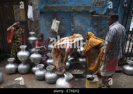 Dhaka, Bangladesch. 25. Sep, 2014. Menschen sammeln Wasser aus Tubewell auf einer Straße im alten Dhaka. © Zakir Hossain Chowdhury/ZUMA Draht/Alamy Live-Nachrichten Stockfoto