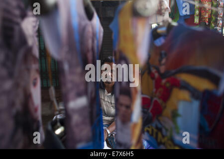 Dhaka, Bangladesch. 25. Sep, 2014. Ein Verkauf Mann sitzt in seinem Stall am Wanderweg. © Zakir Hossain Chowdhury/ZUMA Draht/Alamy Live-Nachrichten Stockfoto