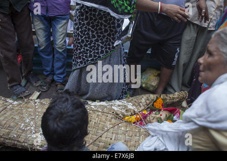 Dhaka, Bangladesch. 25. Sep, 2014. Menschen, Durchführung einer Leiche der hinduistischen Person am alten Dhaka © Zakir Hossain Chowdhury/ZUMA Draht/Alamy Live News Stockfoto