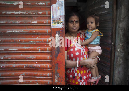 Dhaka, Bangladesch. 25. Sep, 2014. Mutter und Kind stehen neben der Straße am alten Dhaka. © Zakir Hossain Chowdhury/ZUMA Draht/Alamy Live-Nachrichten Stockfoto