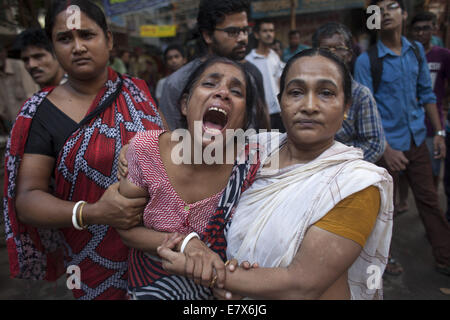 Dhaka, Bangladesch. 25. Sep, 2014. Verwandten weinen, die gestorben sind & Durchführung © Zakir Hossain Chowdhury/ZUMA Draht/Alamy Live News Stockfoto