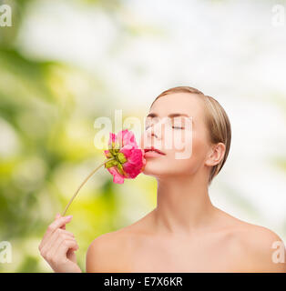 schöne Frau mit Peonie Blume Stockfoto