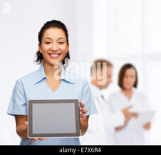 lächelnd Ärztin oder Krankenschwester mit TabletPC Stockfoto