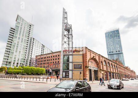 Great Northern, ein Einkaufs- und Freizeitzentrum, mit Mühle Straße Turm und Beetham Tower hinter, Deansgate, Manchester, England, Großbritannien Stockfoto