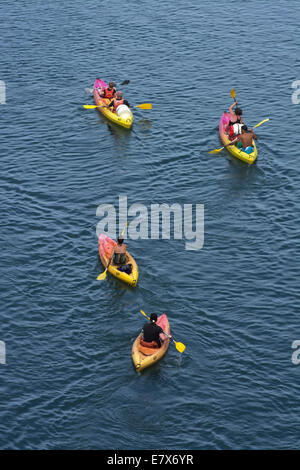 Kanufahren auf dem Fluss Gard unterhalb der Pont Du Gard, Gard, Languedoc-Roussilon, Frankreich, Europa Stockfoto