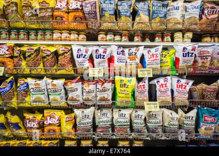 Eine Anzeige von leckeren Snacks wie Utz Markenprodukte sind in einem Supermarkt in New York gesehen Stockfoto