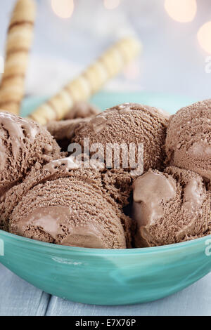 Schüssel mit reichen Schokoladeneis mit extrem geringen Schärfentiefe. Stockfoto