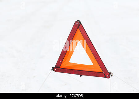 Nahaufnahme von Warndreieck auf Schnee Stockfoto