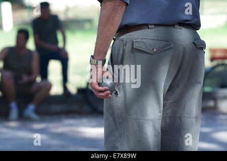 Man hält Metallboule während des Petanque-Spiels in der Provence, Frankreich Stockfoto