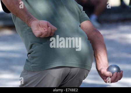 Man hält Metallboule während des Petanque-Spiels in der Provence, Frankreich Stockfoto