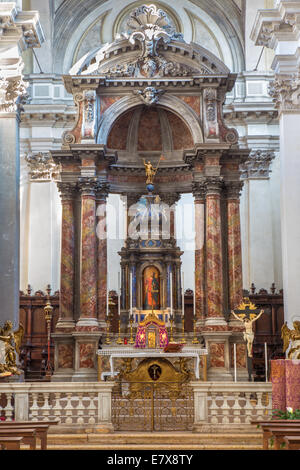 Venedig, Italien - 11. März 2014: Der Hochaltar in der Kirche Santa Maria del Rosario (Chiesa dei Gesuati). Stockfoto