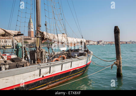 Venedig, Italien - 13. März 2014: Segelboot und Canal Grande. Stockfoto